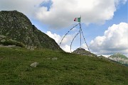 97 La bandiera sventola tra Monte Azzaredo in alto e Monte Cavallo lontano